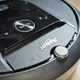 Imagen para el artículo titulado Esto es lo que pasa cuando alguien que odia los robots aspiradores prueba la Roomba más avanzada del mercado
